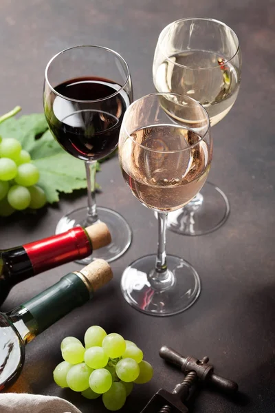 Wijnglazen en druiven — Stockfoto