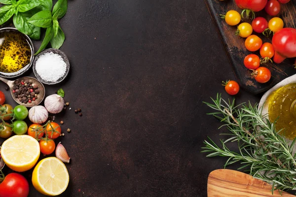 Tomaten, basilicum, olijfolie en kruiden — Stockfoto