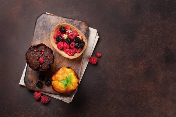 Muffins e bagas na tigela — Fotografia de Stock