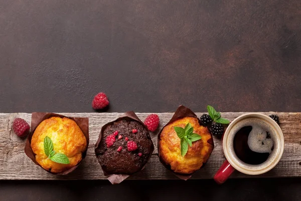 Muffins e xícara de café — Fotografia de Stock