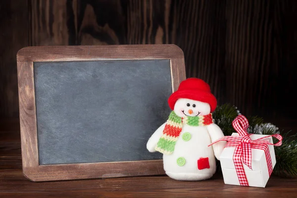 黑板, 雪人和礼物 — 图库照片