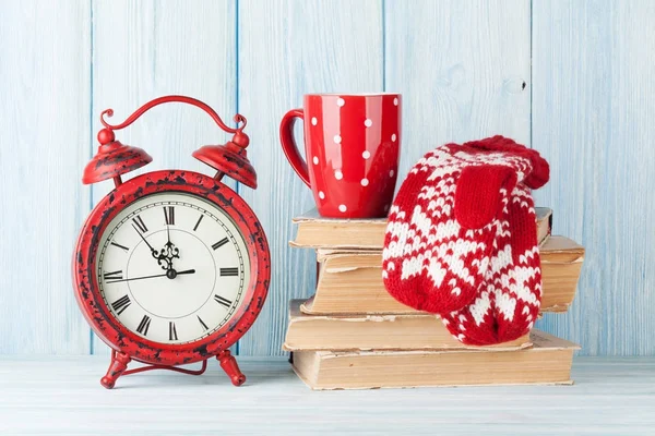 Reloj despertador de Navidad y chocolate caliente —  Fotos de Stock