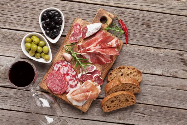 Salami, jamón, salchicha, jamón y vino — Foto de Stock