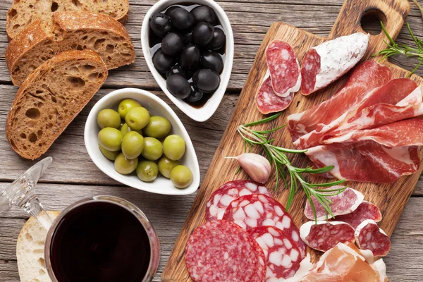 Salame, presunto, salsicha, presunto e vinho — Fotografia de Stock