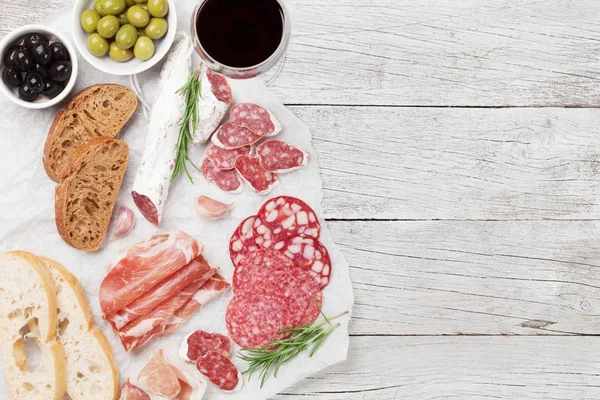 Salame, prosciutto, salsiccia, prosciutto e vino — Foto Stock