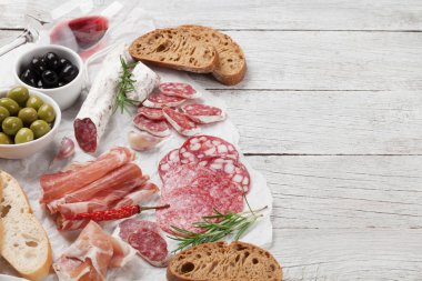 Salam, jambon, sosis, jambon ve şarap