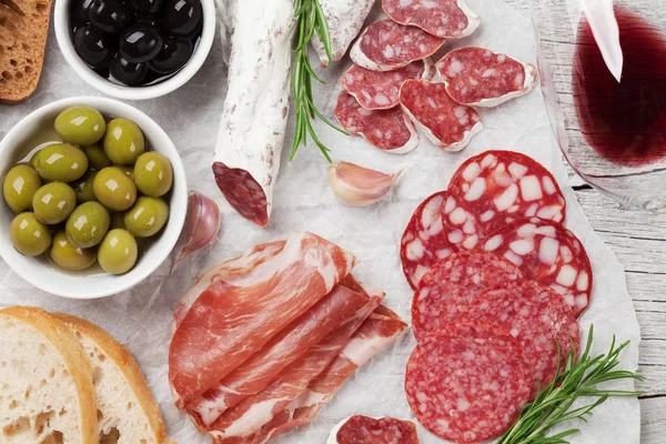 Salami, ham, sausage, prosciutto and wine — Stock Photo, Image