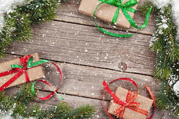Weihnachtsgeschenkboxen und schneebedeckter Baum — Stockfoto