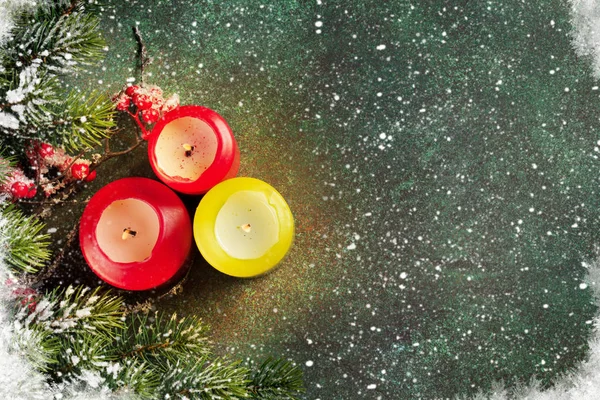 Сніжне ялинове дерево і свічки — стокове фото