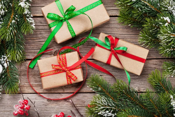 Cajas de regalo de Navidad y árbol nevado —  Fotos de Stock