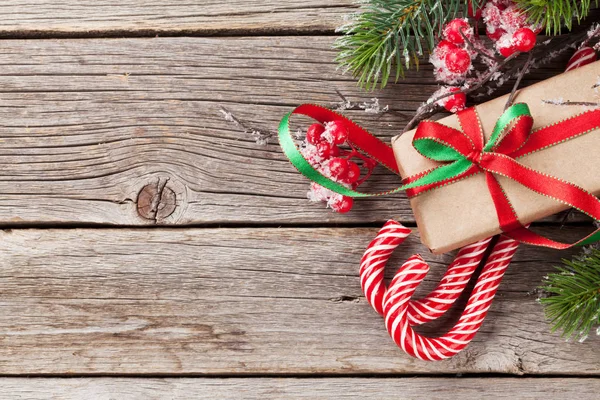 Scatola regalo di Natale e abete — Foto Stock