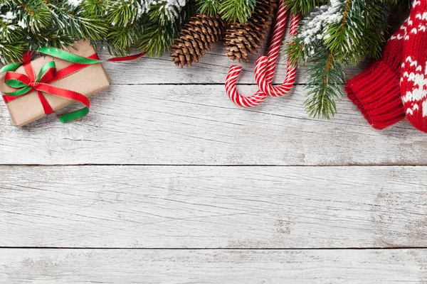 Gift box och Gran julgran — Stockfoto