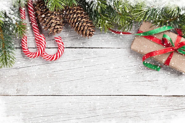 クリスマス ギフト ボックスとモミの木 — ストック写真