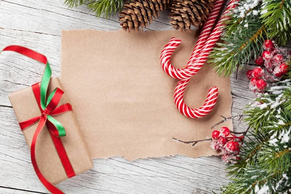Caja de regalo de Navidad, conos y abeto —  Fotos de Stock