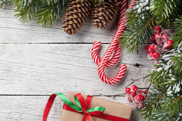 Zuckerstangen, Zapfen und Tannenbaum — Stockfoto