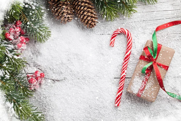 Caixa de presente de Natal e cana de doces — Fotografia de Stock