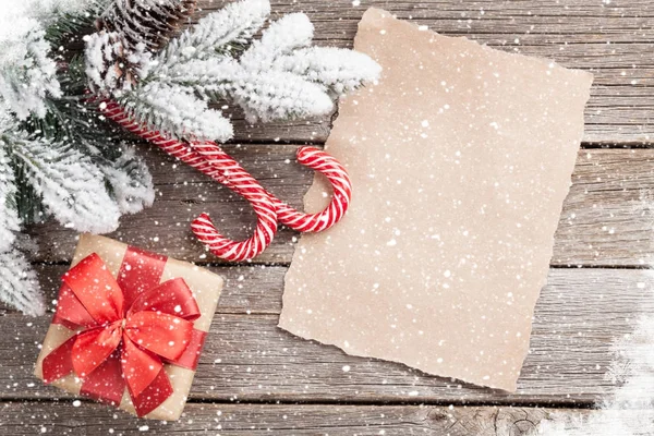 Cadeau de Noël, cannes à bonbons et sapin — Photo