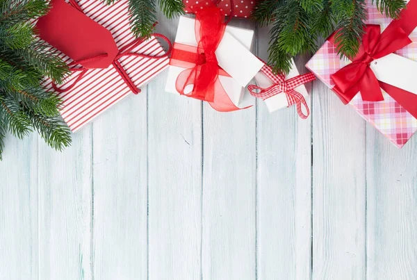 Cajas de regalo de Navidad y abeto — Foto de Stock