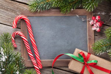 baston şekerler ve köknar ağacı