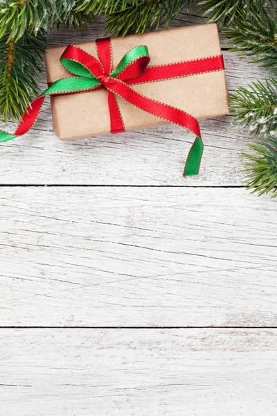 Kerst geschenkdozen en besneeuwde boom — Stockfoto