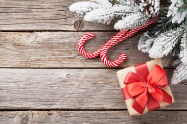 Noel hediye kutusu ve şeker köpekler 