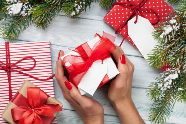 hediye kutusu tutan eller