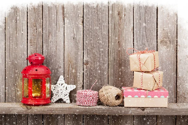 Linterna de Navidad, regalos y decoración — Foto de Stock