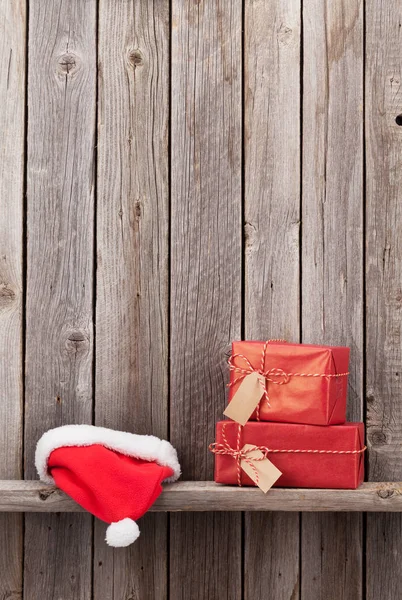 Caixas de presente de Natal e chapéu de santa — Fotografia de Stock