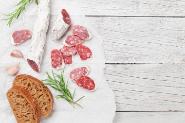 Taze salam ve ekmek.