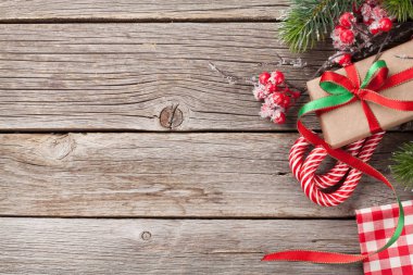 Noel hediye kutuları ve kar köknar ağacı