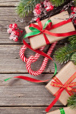 Noel hediye kutuları ve kar köknar ağacı