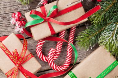 Noel hediye kutuları ve kar köknar ağacı