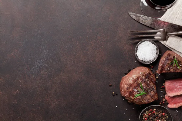 Grilovaný steak steaky a víno — Stock fotografie