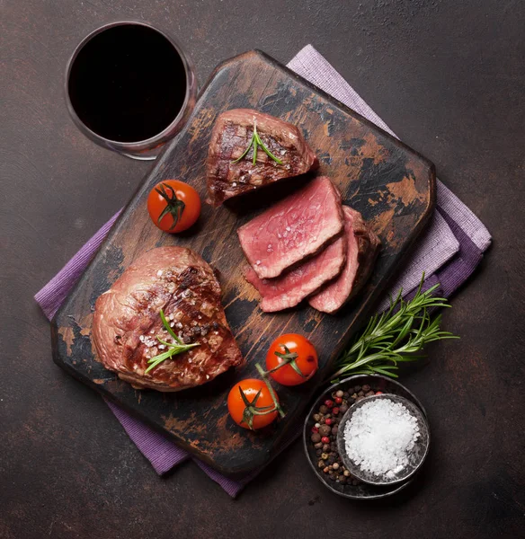 Grilovaný steak s vínem — Stock fotografie