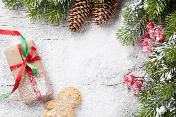 Regalo de Navidad y galletas de jengibre — Foto de Stock