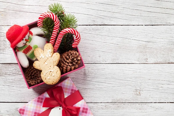 Caixa de presente de Natal com pão de gengibre — Fotografia de Stock