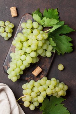 Kesme tahtası taş zemin üzerine yeşil üzümleri. Üstten Görünüm