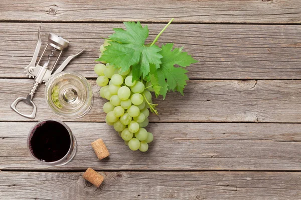 Wijnglazen Druiven Houten Tafel Bovenaanzicht Met Ruimte — Stockfoto