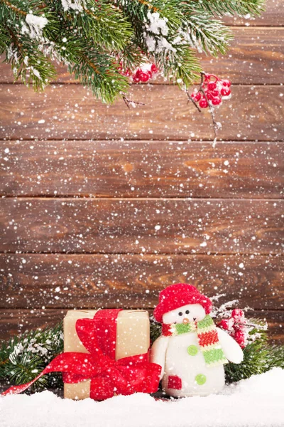 Christmas Gratulationskort Med Xmas Tree Och Snögubbe Leksak Framför Trävägg — Stockfoto