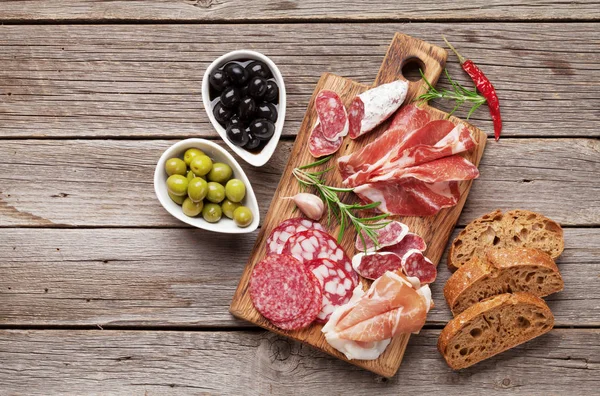 Salame Prosciutto Affettato Salsiccia Prosciutto Pancetta Olive Piatto Antipasto Carne — Foto Stock