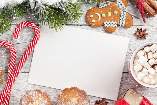 Weihnachtsgrußkarte Deko Kaffee Und Schneebedeckter Tannenbaum Ansicht Von Oben Mit — Stockfoto