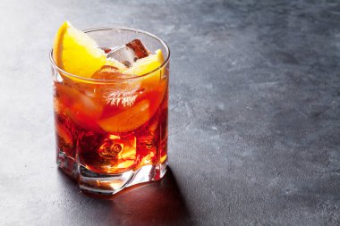 Negroni karanlık taş masanın üstüne kokteyl. Boşlukla 