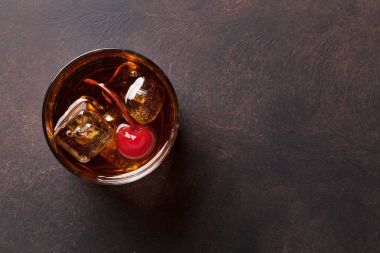 Manhattan ile Viski kokteyli. Kopya alanı ile Üstten Görünüm
