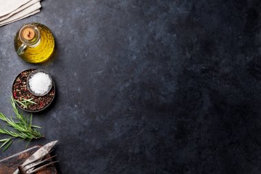 Malzemeler ve eşyaları taş masada yemek. Kopya alanı ile Üstten Görünüm 
