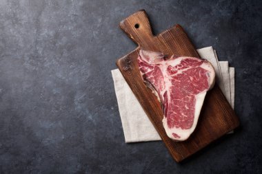 Ham T-bone biftek taş masada yemek. Kopya alanı ile Üstten Görünüm