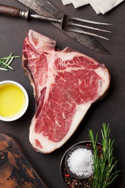 Ham T-bone biftek taş masada yemek. Üstten Görünüm