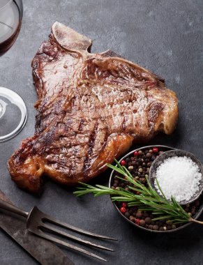 Taş Masa üzerinde ızgara T-bone biftek. Üstten Görünüm