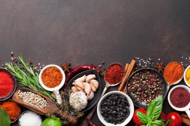 Çeşitli baharatlar ve otlar taş masada. Üstten Görünüm alanı ile