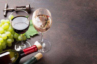 Şarap, gözlük ve üzüm taş masada. Senin metin için ile yer