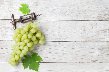 Beyaz tahta masada üzüm. Üstten Görünüm alanı ile